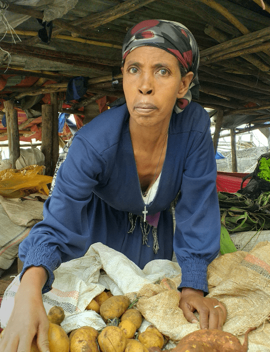 Atsede selling vegetables at the market. Photo by Tigist Gebru/Oxfam.